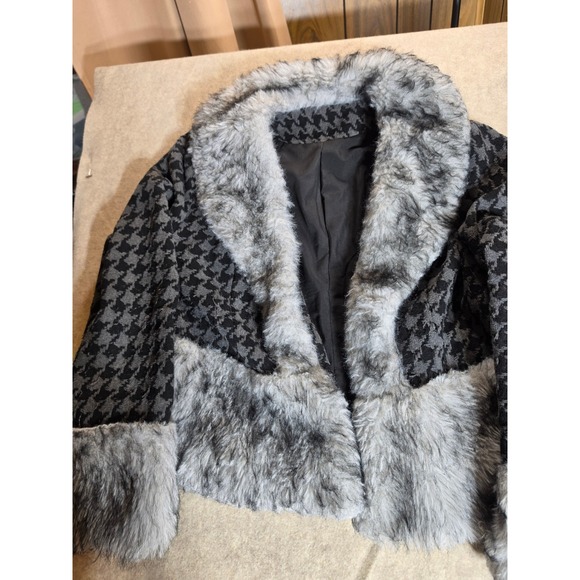 SHEIN Jackets & Blazers - This is a Judy Blue women's‎ faux fur houndstooth jacket, size Medium.